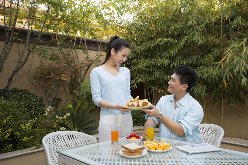 果汁,东方人,中年人,两个人,家庭,夫妻,花园,吃,横图,彩色,室外,白天,正面,侧面,聚会,时尚,早餐,幸福,成功,水果,北京,中国,图片,庭院,美丽,用餐,休闲,健康,休闲服,成熟,活力,可爱,美女,自信,摄影,生活方式,优雅,亲近,亲情,乐观,精明,男人,男性,年轻女性,女人,女性,中年男性,亚洲人,中国人,年轻人,情侣,嚼,食,半身,爱,高兴,愉快,奢华,bj174