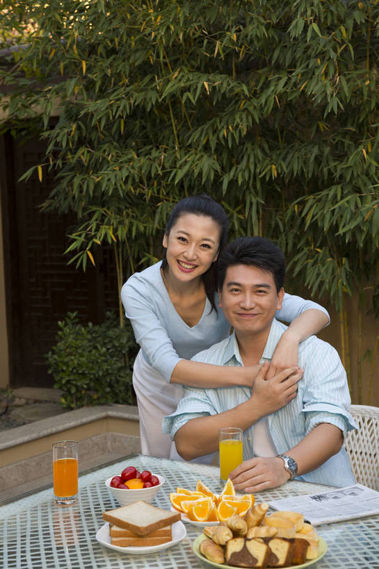 果汁,东方人,中年人,两个人,家庭,夫妻,花园,吃,竖图,彩色,室外,白天,正面,聚会,时尚,早餐,幸福,成功,水果,北京,中国,图片,庭院,美丽,用餐,休闲,健康,休闲服,成熟,活力,可爱,美女,自信,摄影,生活方式,优雅,亲近,亲情,乐观,精明,男人,男性,年轻女性,女人,女性,中年男性,亚洲人,中国人,年轻人,情侣,嚼,食,半身,爱,高兴,愉快,奢华,bj174
