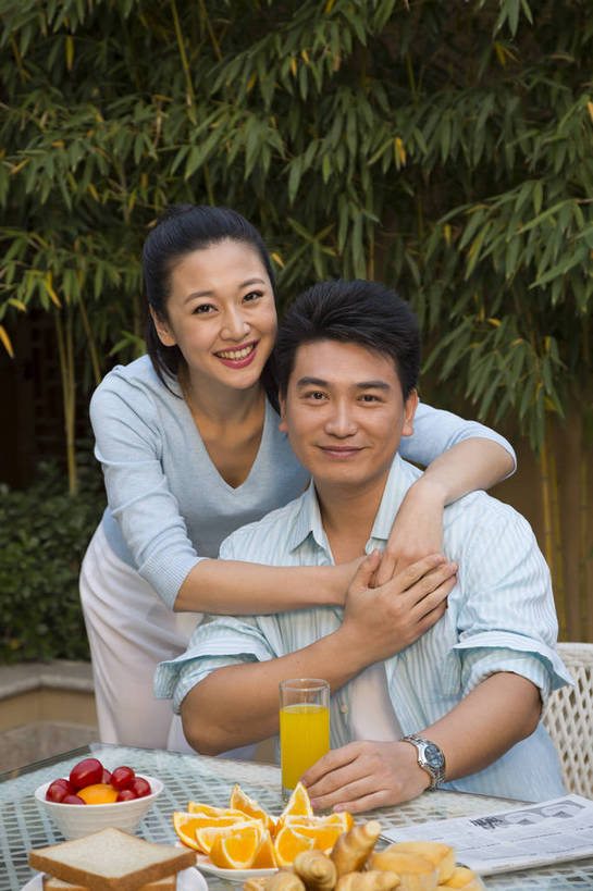 果汁,东方人,中年人,两个人,家庭,夫妻,花园,吃,竖图,彩色,室外,白天,正面,聚会,时尚,早餐,幸福,成功,水果,北京,中国,图片,庭院,美丽,用餐,休闲,健康,休闲服,成熟,活力,可爱,美女,自信,摄影,生活方式,优雅,亲近,亲情,乐观,精明,男人,男性,年轻女性,女人,女性,中年男性,亚洲人,中国人,年轻人,情侣,嚼,食,半身,爱,高兴,愉快,奢华,bj174