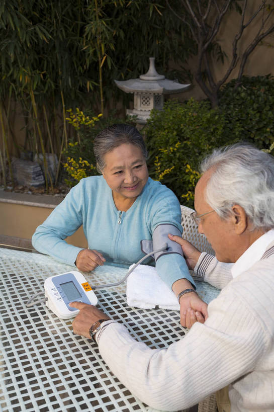 东方人,老年人,两个人,夫妻,花园,竖图,彩色,室外,白天,正面,侧面,爱情,时尚,成功,北京,中国,图片,庭院,浪漫,休闲,健康,休闲服,成熟,恩爱,活力,自信,保健,恋人,摄影,生活方式,量血压,关爱,亲情,精明,老年男性,老年女性,男人,男性,女人,女性,亚洲人,中国人,夫妇,情侣,半身,愉快,伴侣,奢华,bj174
