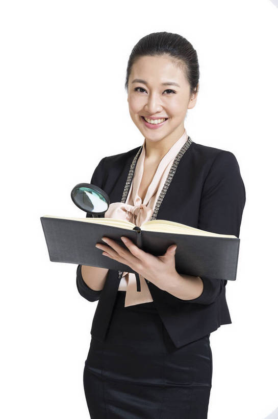 东方人,商务人士,商务女性,站,笑,竖图,彩色,室内,白天,留白,抠图,白色背景,正面,裙子,商务,时尚,成功,北京,中国,仅一个人,连衣裙,套装,正装,放大镜,图片,现代,观察,职业,成熟,可爱,美女,自信,摄影,笔记,青春,优雅,商务装,工薪阶层,端庄,乐观,年轻女性,女人,女性,亚洲人,中国人,年轻人,白领,上班族,半身,影棚拍摄,愉快,bj174