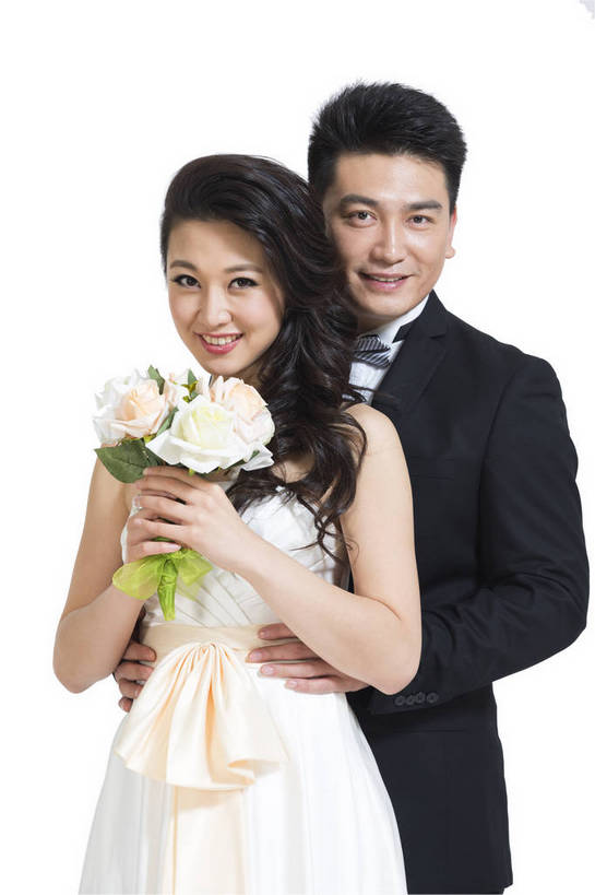 东方人,中年人,两个人,夫妻,微笑,竖图,彩色,室内,白天,留白,抠图,白色背景,正面,侧面,裙子,爱情,婚礼,时尚,成功,北京,中国,连衣裙,正装,盛开,图片,浪漫,花蕾,现代,长裙,花,花瓣,花朵,鲜花,花苞,花蕊,亲昵,倚靠,一束,成熟,可爱,美女,自信,摄影,生活方式,青春,优雅,新人,乐观,男人,男性,年轻男性,年轻女性,女人,女性,亚洲人,中国人,年轻人,情侣,半身,影棚拍摄,礼服,西服,愉快,bj174