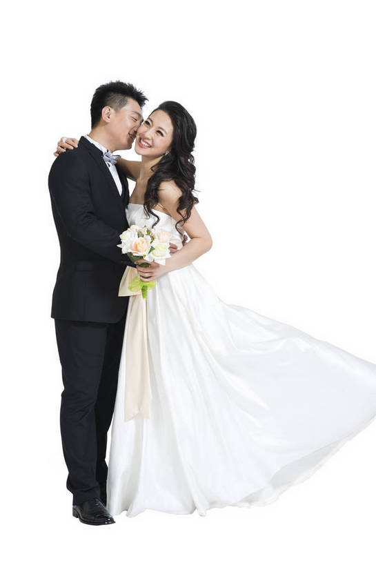 东方人,中年人,两个人,夫妻,微笑,竖图,彩色,室内,白天,留白,抠图,白色背景,侧面,裙子,爱情,婚礼,时尚,成功,北京,中国,连衣裙,正装,盛开,图片,浪漫,花蕾,现代,长裙,花,花瓣,花朵,鲜花,花苞,花蕊,亲昵,倚靠,一束,成熟,可爱,美女,自信,摄影,生活方式,青春,优雅,新人,乐观,男人,男性,年轻男性,年轻女性,女人,女性,亚洲人,中国人,年轻人,情侣,全身,影棚拍摄,礼服,西服,愉快,bj174