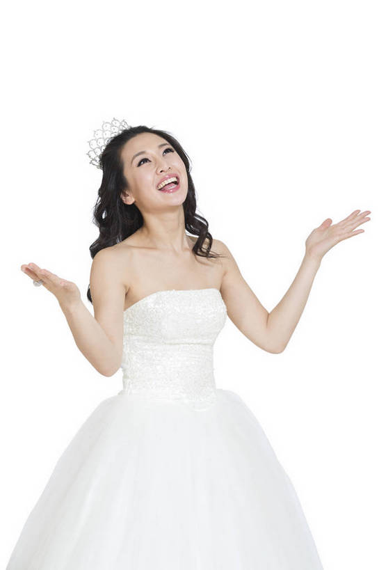 东方人,新娘,微笑,竖图,彩色,室内,白天,留白,抠图,白色背景,侧面,婚纱,裙子,时尚,成功,北京,中国,仅一个人,连衣裙,正装,图片,浪漫,现代,长裙,成熟,可爱,美女,自信,摄影,生活方式,青春,优雅,花冠,乐观,年轻女性,女人,女性,亚洲人,中国人,年轻人,半身,影棚拍摄,礼服,愉快,bj174