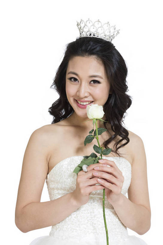 东方人,五官,脸,新娘,微笑,竖图,彩色,室内,白天,留白,抠图,白色背景,正面,婚纱,时尚,成功,玫瑰,北京,中国,仅一个人,盛开,图片,浪漫,花蕾,现代,花,花瓣,花朵,鲜花,花苞,花蕊,表情,成熟,可爱,美女,自信,摄影,生活方式,青春,优雅,一支,花冠,乐观,年轻女性,女人,女性,亚洲人,中国人,年轻人,半身,影棚拍摄,礼服,愉快,bj174