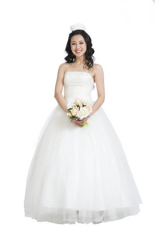 东方人,新娘,微笑,竖图,彩色,室内,白天,留白,抠图,白色背景,正面,婚纱,裙子,时尚,成功,北京,中国,仅一个人,连衣裙,正装,盛开,图片,玫瑰花,浪漫,花蕾,现代,长裙,花,花瓣,花朵,鲜花,花苞,花蕊,一束,成熟,可爱,美女,自信,摄影,生活方式,青春,优雅,花冠,乐观,年轻女性,女人,女性,亚洲人,中国人,年轻人,全身,影棚拍摄,礼服,愉快,bj174