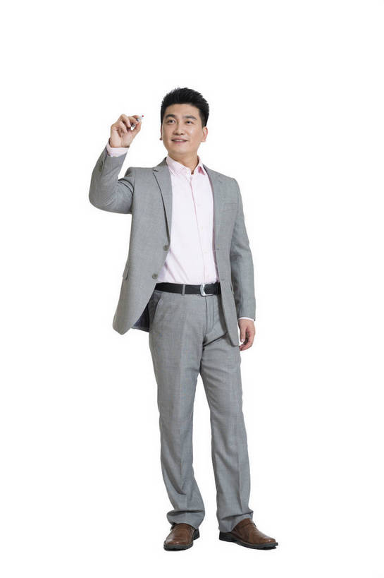 东方人,中年人,一个人,商务人士,商务男性,站,竖图,彩色,室内,白天,留白,抠图,白色背景,正面,衬衫,商务,时尚,成功,北京,中国,写字,套装,正装,图片,浪漫,现代,手势,职业,成熟,自信,摄影,青春,模拟,商务装,工薪阶层,精明,男人,男性,年轻男性,亚洲人,中国人,年轻人,白领,上班族,全身,影棚拍摄,衬衣,西服,愉快,bj174