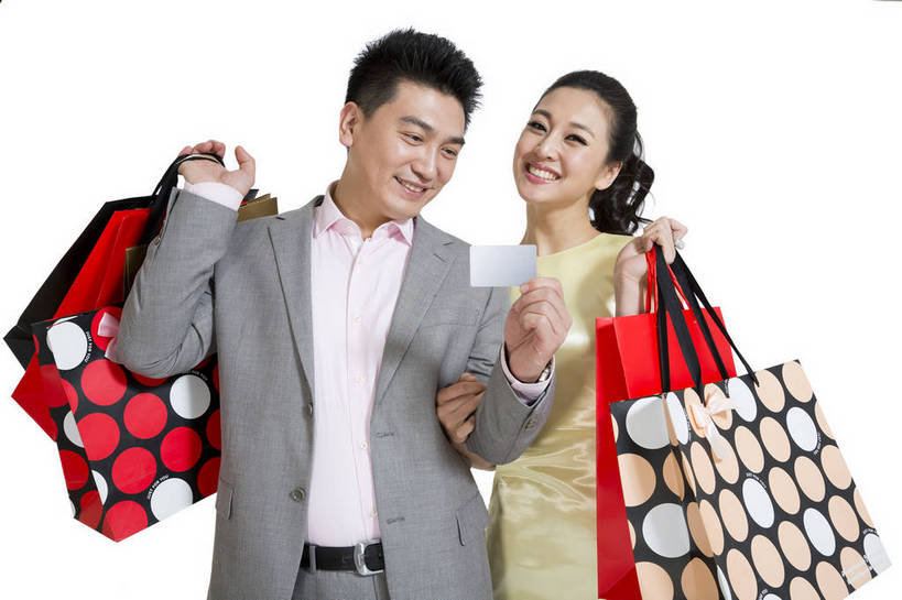 东方人,中年人,两个人,夫妻,站,笑,横图,彩色,室内,白天,留白,抠图,白色背景,正面,爱情,购物,时尚,兴奋,成功,北京,中国,勾,挽,图片,购物袋,浪漫,休闲装,现代,亲昵,休闲,展示,卡,成熟,可爱,美女,自信,勾着,摄影,生活方式,青春,优雅,挽着,乐观,银行卡,男人,男性,年轻男性,年轻女性,女人,女性,亚洲人,中国人,年轻人,胳膊,手臂,情侣,半身,影棚拍摄,愉快,胳臂,bj174
