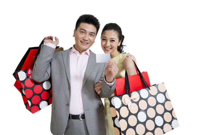 东方人,中年人,两个人,夫妻,站,笑,横图,彩色,室内,白天,留白,抠图,白色背景,正面,爱情,购物,时尚,兴奋,成功,北京,中国,勾,挽,图片,购物袋,浪漫,休闲装,现代,亲昵,休闲,展示,卡,成熟,可爱,美女,自信,勾着,摄影,生活方式,青春,优雅,挽着,乐观,银行卡,男人,男性,年轻男性,年轻女性,女人,女性,亚洲人,中国人,年轻人,胳膊,手臂,情侣,半身,影棚拍摄,愉快,胳臂,bj174