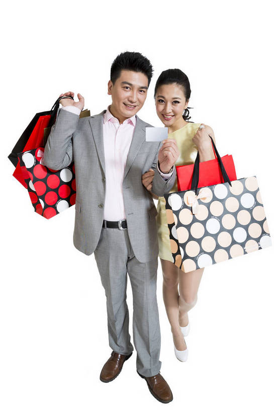 东方人,中年人,两个人,夫妻,站,笑,竖图,彩色,室内,白天,留白,抠图,白色背景,正面,爱情,购物,时尚,兴奋,成功,北京,中国,勾,挽,图片,购物袋,浪漫,休闲装,现代,亲昵,休闲,展示,卡,成熟,可爱,美女,自信,勾着,摄影,生活方式,青春,优雅,挽着,乐观,银行卡,男人,男性,年轻男性,年轻女性,女人,女性,亚洲人,中国人,年轻人,胳膊,手臂,情侣,全身,影棚拍摄,愉快,胳臂,bj174