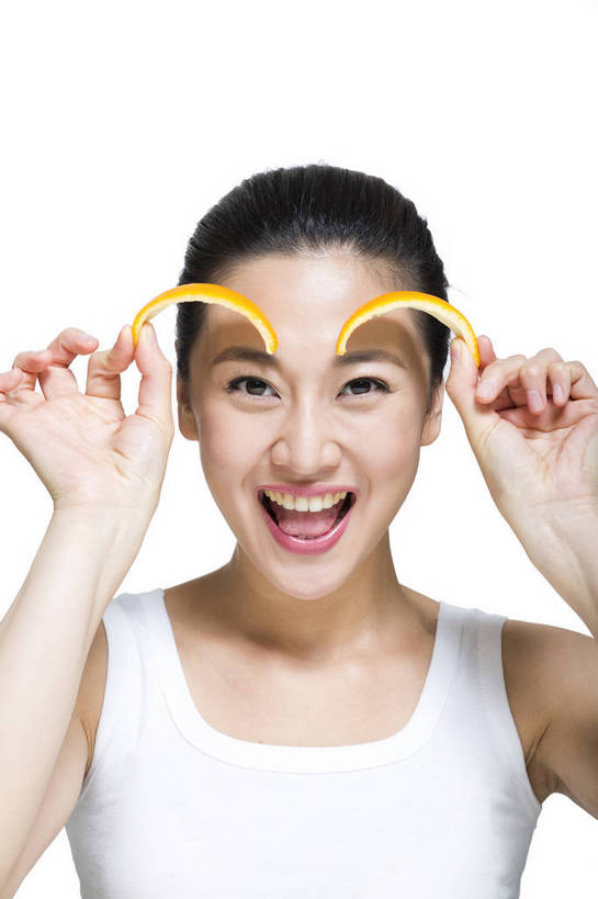 东方人,五官,脸,笑,竖图,彩色,室内,特写,白天,留白,抠图,白色背景,正面,美容,时尚,水果,北京,中国,仅一个人,护肤,造型,图片,营养,休闲,表情,成熟,可爱,美女,自信,摄影,生活方式,精致,青春,优雅,橘子皮,乐观,年轻女性,女人,女性,亚洲人,中国人,年轻人,面部,橙子,半身,影棚拍摄,愉快,bj174