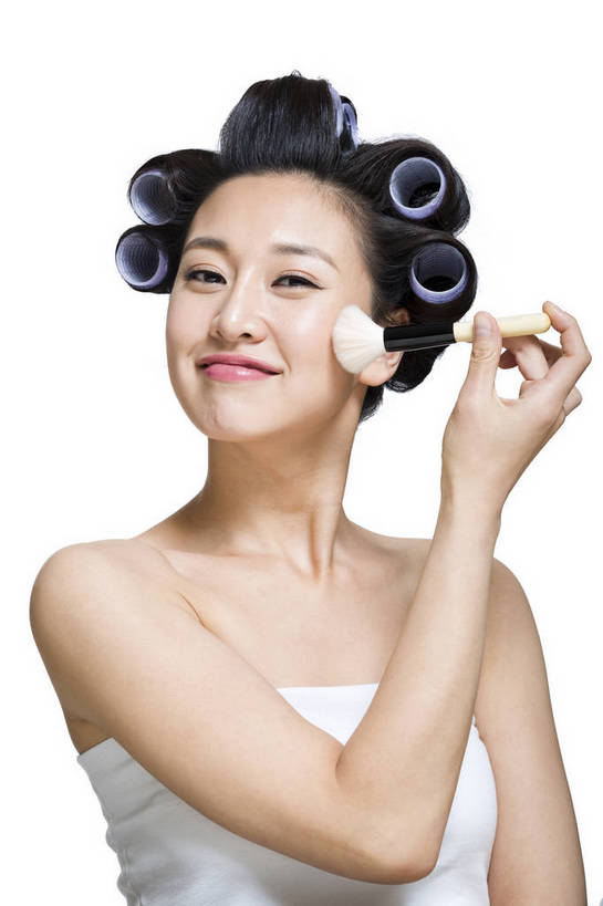 东方人,五官,脸,笑,竖图,彩色,室内,特写,白天,留白,抠图,白色背景,正面,化妆,美容,美发,时尚,北京,中国,仅一个人,护肤,图片,涂抹,休闲,表情,成熟,可爱,美女,自信,摄影,生活方式,护发,烫发,精致,青春,优雅,卷,乐观,年轻女性,女人,女性,亚洲人,中国人,年轻人,面部,半身,影棚拍摄,愉快,bj174