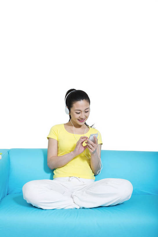 东方人,坐,打电话,微笑,竖图,彩色,室内,白天,留白,抠图,白色背景,正面,时尚,沙发,电话,手机,北京,中国,仅一个人,图片,休闲装,通讯设备,现代,耳机,听音乐,享受,休息,休闲,成熟,可爱,美女,自信,摄影,生活方式,青春,优雅,智能手机,乐观,交流,年轻女性,女人,女性,亚洲人,中国人,年轻人,沟通,通话,全身,影棚拍摄,愉快,苹果手机,bj174