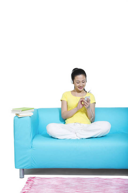 东方人,坐,打电话,微笑,竖图,彩色,室内,白天,留白,抠图,白色背景,正面,时尚,沙发,电话,手机,北京,中国,仅一个人,图片,休闲装,通讯设备,现代,耳机,听音乐,享受,休息,休闲,成熟,可爱,美女,自信,摄影,生活方式,青春,优雅,智能手机,乐观,交流,年轻女性,女人,女性,亚洲人,中国人,年轻人,沟通,通话,全身,影棚拍摄,愉快,苹果手机,bj174