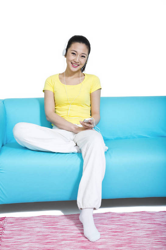 东方人,坐,打电话,微笑,竖图,彩色,室内,白天,留白,抠图,白色背景,正面,时尚,沙发,电话,手机,北京,中国,仅一个人,图片,休闲装,通讯设备,现代,耳机,听音乐,享受,休息,休闲,成熟,可爱,美女,自信,摄影,生活方式,青春,优雅,智能手机,乐观,交流,年轻女性,女人,女性,亚洲人,中国人,年轻人,沟通,通话,全身,影棚拍摄,愉快,苹果手机,bj174