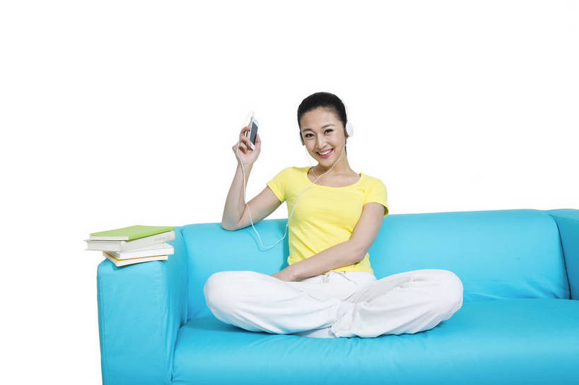 东方人,坐,打电话,微笑,横图,彩色,室内,白天,留白,抠图,白色背景,正面,时尚,沙发,电话,手机,北京,中国,仅一个人,图片,休闲装,通讯设备,现代,耳机,听音乐,享受,休息,休闲,成熟,可爱,美女,自信,摄影,生活方式,青春,优雅,智能手机,乐观,交流,年轻女性,女人,女性,亚洲人,中国人,年轻人,沟通,通话,全身,影棚拍摄,愉快,苹果手机,bj174