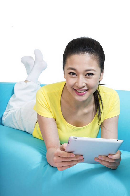 东方人,微笑,竖图,彩色,室内,白天,留白,抠图,白色背景,正面,时尚,电脑,笔记本电脑,沙发,北京,中国,仅一个人,网络,图片,休闲装,娱乐,通讯设备,现代,休息,休闲,成熟,可爱,美女,自信,摄影,生活方式,青春,优雅,无线,通信设备,无线网络,无线上网,便携式电脑,平板电脑,乐观,上网,手提电脑,年轻女性,女人,女性,亚洲人,中国人,年轻人,趴,全身,影棚拍摄,愉快,bj174