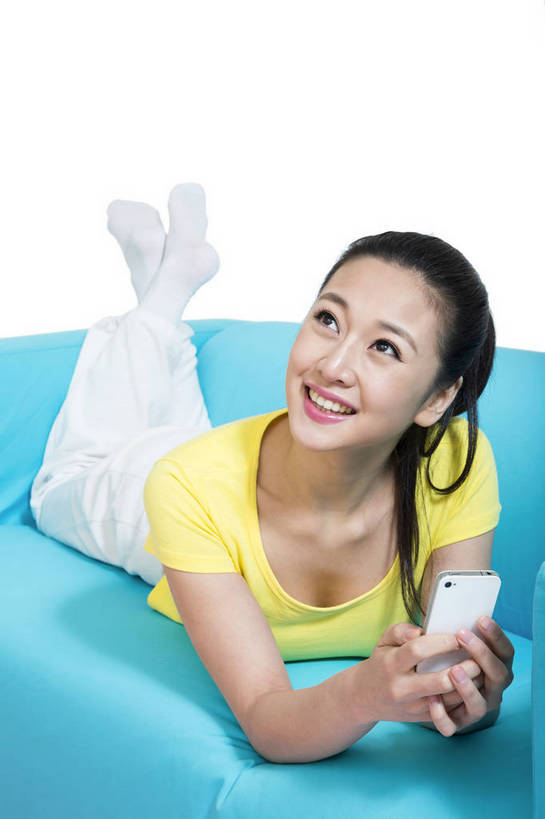 东方人,打电话,微笑,竖图,彩色,室内,白天,留白,抠图,白色背景,正面,时尚,沙发,电话,手机,北京,中国,仅一个人,图片,休闲装,通讯设备,现代,拍照,休息,休闲,成熟,可爱,美女,自信,自拍,摄影,生活方式,青春,优雅,智能手机,乐观,交流,年轻女性,女人,女性,亚洲人,中国人,年轻人,沟通,趴,通话,全身,影棚拍摄,愉快,苹果手机,bj174