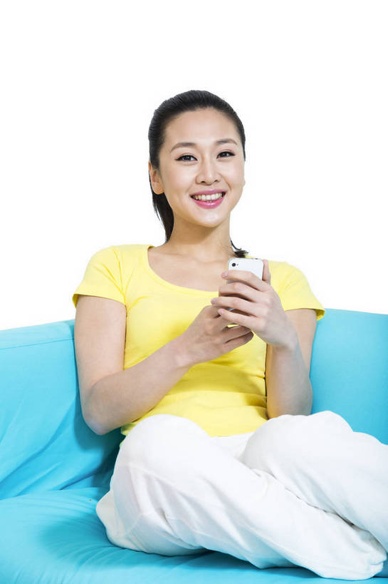 东方人,坐,打电话,微笑,竖图,彩色,室内,白天,留白,抠图,白色背景,正面,时尚,沙发,电话,手机,北京,中国,仅一个人,图片,休闲装,通讯设备,现代,休息,休闲,成熟,可爱,美女,自信,摄影,生活方式,青春,优雅,智能手机,乐观,交流,年轻女性,女人,女性,亚洲人,中国人,年轻人,沟通,通话,半身,影棚拍摄,愉快,苹果手机,bj174