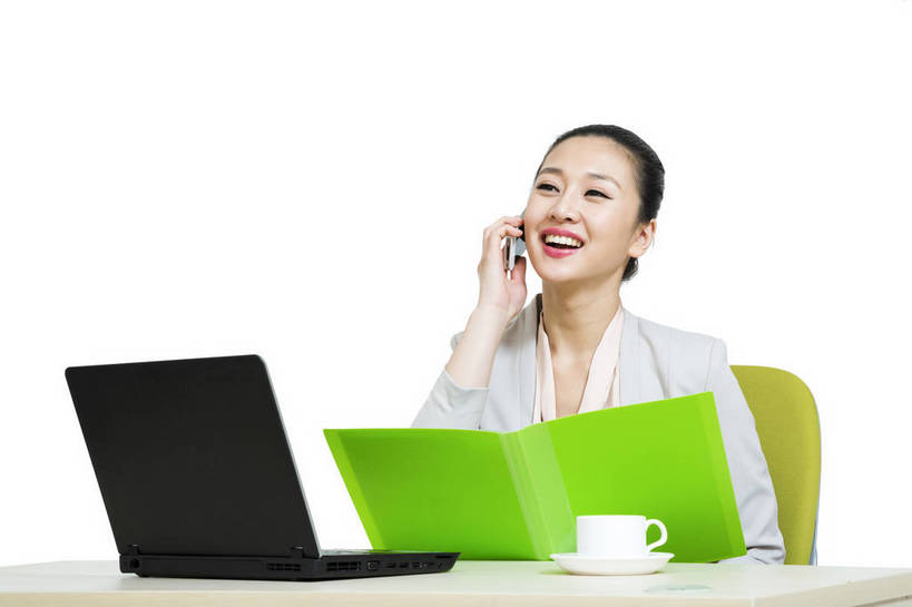 东方人,商务人士,商务女性,坐,打电话,横图,彩色,室内,白天,留白,抠图,白色背景,侧面,商务,时尚,成功,笔记本电脑,电话,手机,北京,中国,仅一个人,套装,正装,工作,图片,文件,办公桌,通讯设备,现代,职业,成熟,可爱,美女,自信,摄影,青春,优雅,商务装,工薪阶层,智能手机,乐观,交流,年轻女性,女人,女性,亚洲人,中国人,年轻人,白领,上班族,茶杯,沟通,通话,半身,影棚拍摄,愉快,苹果手机,bj174