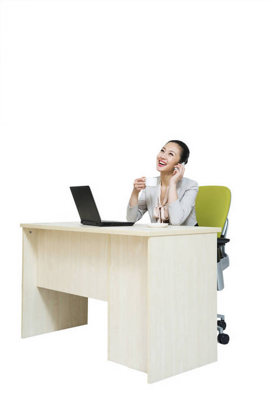 东方人,商务人士,商务女性,坐,打电话,竖图,彩色,室内,白天,留白,抠图,白色背景,侧面,商务,时尚,成功,笔记本电脑,电话,手机,北京,中国,仅一个人,套装,正装,工作,图片,办公桌,通讯设备,现代,职业,成熟,可爱,美女,自信,摄影,青春,优雅,商务装,工薪阶层,智能手机,乐观,交流,年轻女性,女人,女性,亚洲人,中国人,年轻人,白领,上班族,茶杯,沟通,通话,全身,影棚拍摄,愉快,苹果手机,bj174