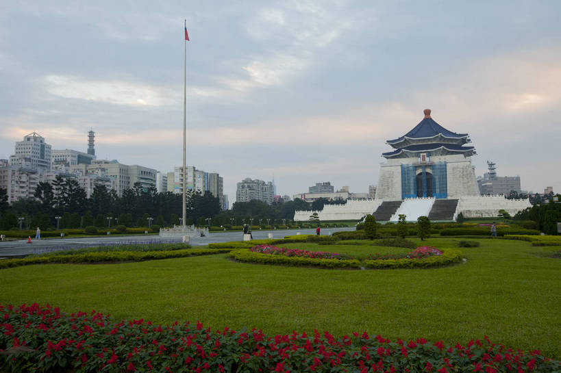 无人,广场,横图,旅游,度假,名胜古迹,标志建筑,地标,建筑,台湾,中国,遗迹,花坛,建筑群,牌楼,古典,古迹,文物,娱乐,建设,古建筑,石碑,享受,休闲,旅游胜地,放松,文明,中国文化,古文明,台北,旗,旅行,自由广场,飞檐,bj174