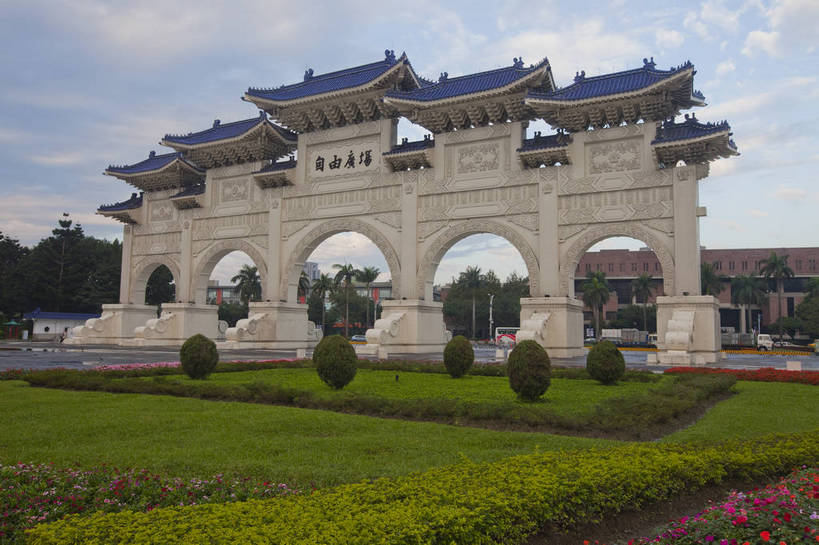 无人,广场,横图,旅游,度假,名胜古迹,标志建筑,地标,建筑,台湾,中国,遗迹,花坛,建筑群,牌楼,古典,古迹,文物,娱乐,建设,古建筑,石碑,享受,休闲,旅游胜地,放松,文明,中国文化,古文明,台北,旗,旅行,自由广场,飞檐,bj174