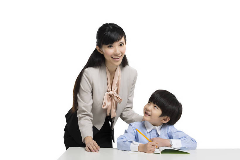 东方人,儿童,中年人,两个人,学生,教师,站,坐,微笑,横图,彩色,室内,白天,留白,抠图,白色背景,正面,看书,快乐,幸福,北京,中国,写字,学习,正装,图片,教育,外套,小孩,课桌,书本,站着,校服,放松,可爱,美女,童年,童趣,自信,帮助,摄影,成长,希望,爱护,好奇,未来,女教师,成就,关爱,辅导,乐观,传授,认真,天真,自豪,男孩,男人,男性,年轻女性,女人,女性,亚洲人,中国人,孩子,年轻人,站立,半身,影棚拍摄,男生,师生,小学生,bj174