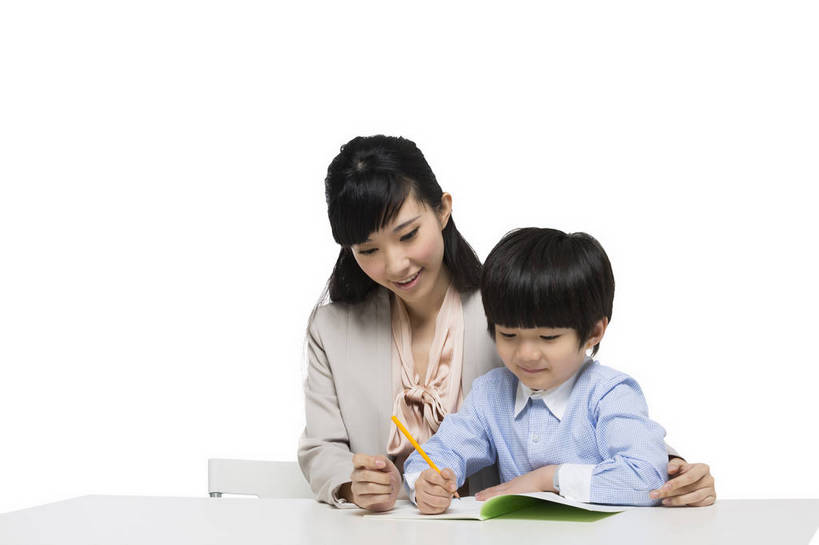 东方人,儿童,中年人,两个人,学生,教师,站,坐,微笑,横图,彩色,室内,白天,留白,抠图,白色背景,正面,看书,快乐,幸福,北京,中国,写字,学习,正装,图片,教育,外套,小孩,课桌,书本,站着,校服,放松,可爱,美女,童年,童趣,自信,帮助,摄影,成长,希望,爱护,好奇,未来,女教师,成就,关爱,辅导,乐观,传授,认真,天真,自豪,男孩,男人,男性,年轻女性,女人,女性,亚洲人,中国人,孩子,年轻人,站立,半身,影棚拍摄,男生,师生,小学生,bj174