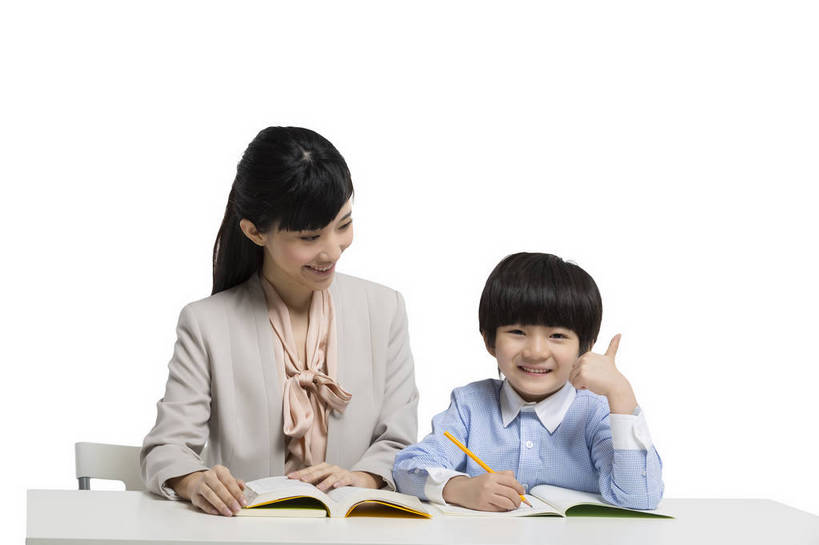 东方人,儿童,中年人,两个人,学生,教师,站,坐,微笑,横图,彩色,室内,白天,留白,抠图,白色背景,正面,看书,快乐,幸福,北京,中国,写字,学习,正装,图片,教育,外套,小孩,课桌,书本,站着,校服,放松,可爱,美女,童年,童趣,自信,帮助,讲解,摄影,成长,希望,爱护,好奇,未来,女教师,成就,关爱,辅导,乐观,传授,认真,天真,自豪,男孩,男人,男性,年轻女性,女人,女性,亚洲人,中国人,孩子,年轻人,站立,半身,影棚拍摄,男生,师生,小学生,bj174