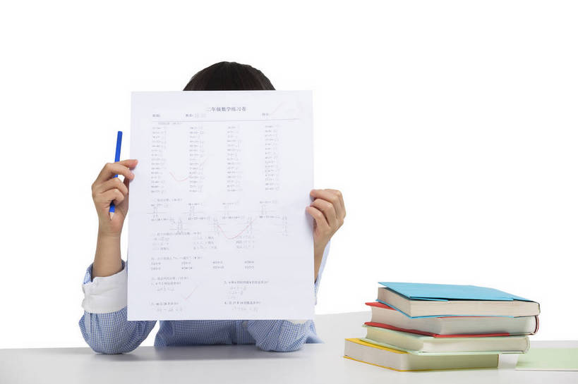 东方人,儿童,一个人,学生,站,坐,横图,彩色,室内,白天,留白,抠图,白色背景,正面,快乐,幸福,北京,中国,学习,图片,小孩,课桌,书本,站着,校服,展示,放松,可爱,童年,童趣,摄影,成长,希望,试卷,好奇,遮挡,未来,成绩,乐观,天真,男孩,男人,男性,女孩,女人,女性,亚洲人,中国人,孩子,站立,半身,影棚拍摄,男生,女生,小学生,bj174