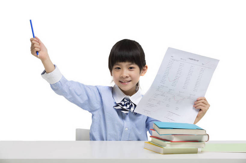 东方人,儿童,一个人,学生,站,坐,微笑,横图,彩色,室内,白天,留白,抠图,白色背景,正面,快乐,幸福,北京,中国,学习,图片,小孩,课桌,书本,站着,校服,展示,放松,可爱,童年,童趣,摄影,成长,希望,试卷,好奇,未来,成绩,乐观,天真,男孩,男人,男性,女孩,女人,女性,亚洲人,中国人,孩子,站立,半身,影棚拍摄,男生,女生,小学生,bj174