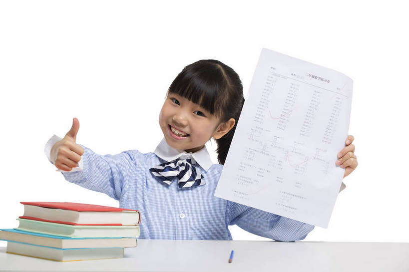 东方人,儿童,一个人,学生,站,坐,微笑,横图,彩色,室内,白天,留白,抠图,白色背景,正面,快乐,幸福,北京,中国,学习,图片,小孩,课桌,书本,站着,校服,展示,放松,可爱,童年,童趣,摄影,成长,希望,试卷,好奇,夸奖,未来,成绩,乐观,天真,男孩,男人,男性,女孩,女人,女性,亚洲人,中国人,孩子,站立,半身,影棚拍摄,男生,女生,小学生,bj174