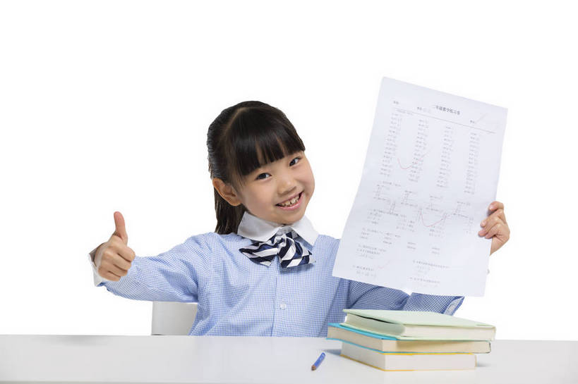 东方人,儿童,一个人,学生,站,坐,微笑,横图,彩色,室内,白天,留白,抠图,白色背景,正面,快乐,幸福,北京,中国,学习,图片,小孩,课桌,书本,站着,校服,展示,放松,可爱,童年,童趣,摄影,成长,希望,试卷,好奇,夸奖,未来,成绩,乐观,天真,男孩,男人,男性,女孩,女人,女性,亚洲人,中国人,孩子,站立,半身,影棚拍摄,男生,女生,小学生,bj174