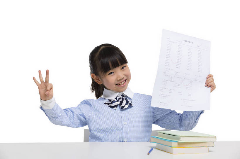 东方人,儿童,一个人,学生,站,坐,微笑,横图,彩色,室内,白天,留白,抠图,白色背景,正面,快乐,幸福,北京,中国,学习,图片,小孩,课桌,书本,站着,校服,展示,放松,可爱,童年,童趣,摄影,成长,希望,试卷,好奇,夸奖,未来,成绩,乐观,天真,男孩,男人,男性,女孩,女人,女性,亚洲人,中国人,孩子,站立,半身,影棚拍摄,男生,女生,小学生,bj174