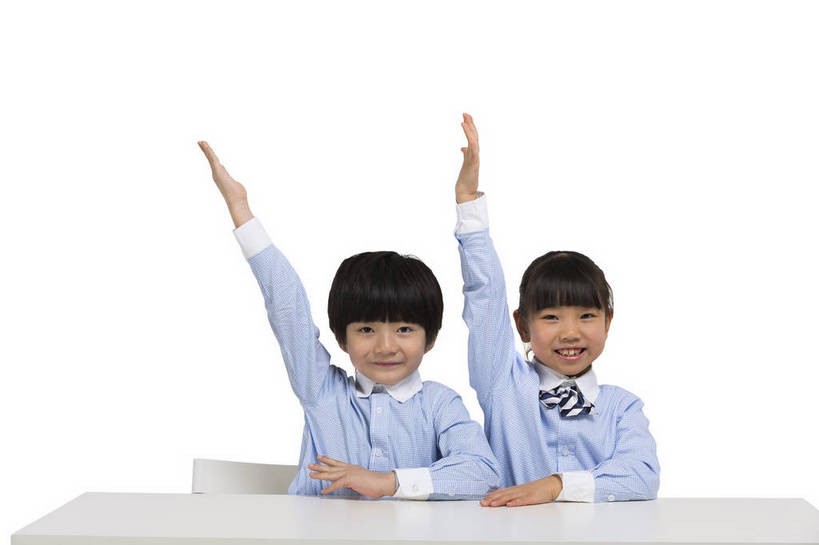东方人,儿童,两个人,伙伴,学生,站,坐,微笑,横图,彩色,室内,白天,留白,抠图,白色背景,正面,快乐,友谊,幸福,北京,中国,学习,图片,小孩,小女孩,课桌,书本,站着,上课,同学,校服,放松,可爱,童年,童趣,摄影,成长,希望,好奇,未来,同伴,提问,回答,乐观,天真,友情,男孩,男人,男性,女孩,女人,女性,亚洲人,中国人,孩子,举手,站立,半身,影棚拍摄,男生,小学生,bj174