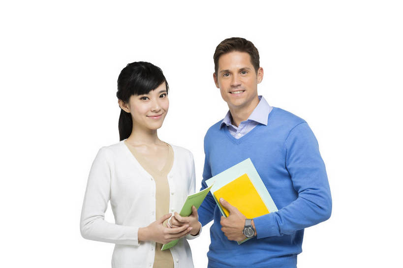 东方人,西方人,中年人,两个人,伙伴,同事,教师,站,微笑,横图,彩色,室内,白天,留白,抠图,白色背景,正面,友谊,幸福,合作,团队,北京,欧洲,中国,欧洲人,正装,图片,教育,休闲装,外套,并肩,放松,美女,自信,帮助,讲解,外教,摄影,外国人,课本,女教师,成就,同伴,辅导,乐观,教员,认真,友情,自豪,男人,男性,年轻男性,年轻女性,女人,女性,白种人,美国人,亚洲人,中国人,年轻人,老师,半身,影棚拍摄,先生,bj174