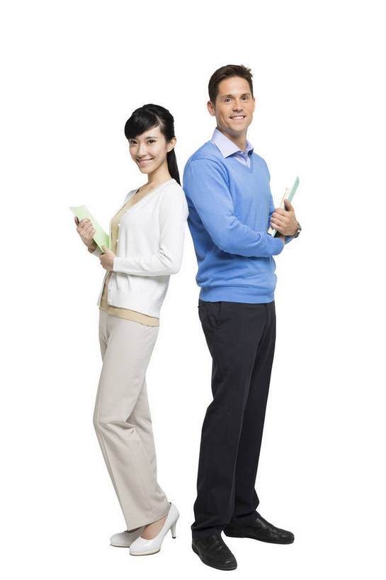 东方人,西方人,中年人,两个人,伙伴,同事,教师,站,微笑,竖图,彩色,室内,白天,留白,抠图,白色背景,侧面,友谊,幸福,合作,团队,北京,欧洲,中国,欧洲人,正装,图片,教育,休闲装,外套,背靠背,放松,美女,自信,帮助,讲解,外教,摄影,外国人,课本,女教师,成就,同伴,辅导,乐观,教员,认真,友情,自豪,男人,男性,年轻男性,年轻女性,女人,女性,白种人,美国人,亚洲人,中国人,年轻人,老师,全身,影棚拍摄,先生,bj174