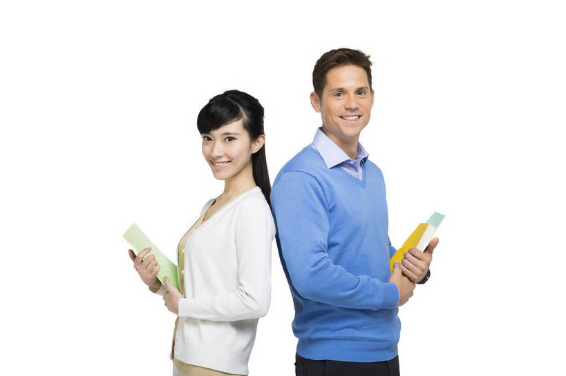 东方人,西方人,中年人,两个人,伙伴,同事,教师,站,微笑,横图,彩色,室内,白天,留白,抠图,白色背景,侧面,友谊,幸福,合作,团队,北京,欧洲,中国,欧洲人,正装,图片,教育,休闲装,外套,背靠背,放松,美女,自信,帮助,讲解,外教,摄影,外国人,课本,女教师,成就,同伴,辅导,乐观,教员,认真,友情,自豪,男人,男性,年轻男性,年轻女性,女人,女性,白种人,美国人,亚洲人,中国人,年轻人,老师,半身,影棚拍摄,先生,bj174