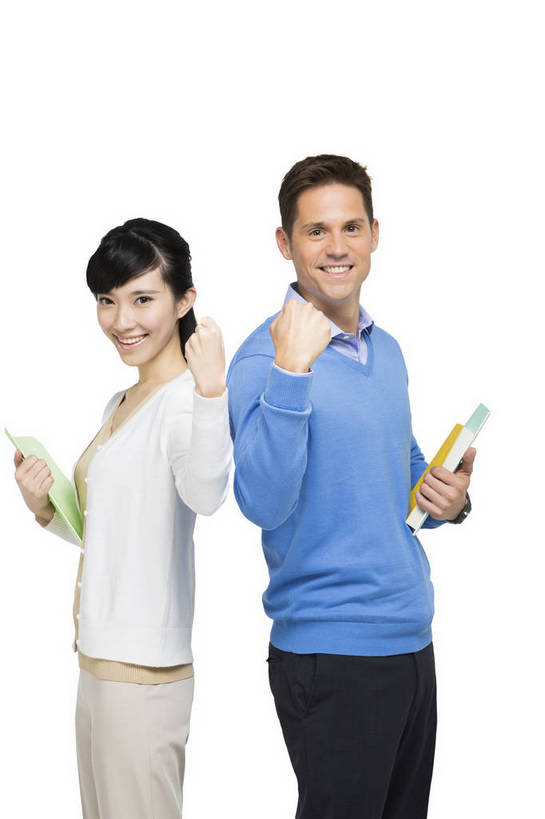 东方人,西方人,中年人,两个人,伙伴,同事,教师,站,微笑,竖图,彩色,室内,白天,留白,抠图,白色背景,侧面,友谊,幸福,合作,团队,北京,欧洲,中国,欧洲人,正装,图片,教育,休闲装,鼓励,外套,握拳,背靠背,放松,美女,自信,帮助,讲解,外教,摄影,外国人,课本,女教师,成就,同伴,辅导,乐观,教员,认真,友情,自豪,男人,男性,年轻男性,年轻女性,女人,女性,白种人,美国人,亚洲人,中国人,年轻人,老师,半身,影棚拍摄,先生,bj174