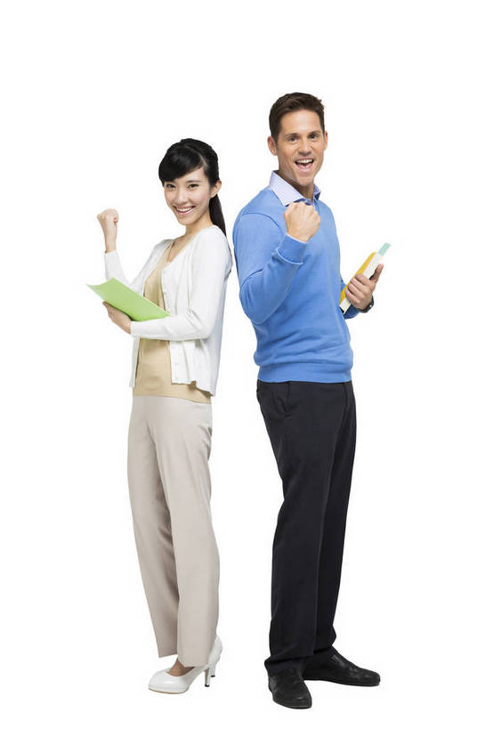 东方人,西方人,中年人,两个人,伙伴,同事,教师,站,微笑,竖图,彩色,室内,白天,留白,抠图,白色背景,侧面,友谊,幸福,合作,团队,北京,欧洲,中国,欧洲人,正装,图片,教育,休闲装,鼓励,外套,握拳,背靠背,放松,美女,自信,帮助,讲解,外教,摄影,外国人,课本,女教师,成就,同伴,辅导,乐观,教员,认真,友情,自豪,男人,男性,年轻男性,年轻女性,女人,女性,白种人,美国人,亚洲人,中国人,年轻人,老师,全身,影棚拍摄,先生,bj174