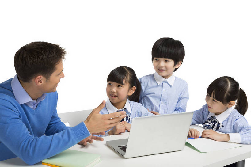 东方人,西方人,儿童,中年人,四个人,伙伴,学生,教师,站,坐,微笑,横图,彩色,室内,白天,留白,抠图,白色背景,正面,侧面,快乐,友谊,幸福,笔记本电脑,北京,欧洲,中国,欧洲人,学习,图片,教育,休闲装,小孩,小女孩,课桌,书本,站着,同学,校服,放松,可爱,童年,童趣,自信,帮助,讲解,外教,摄影,外国人,成长,希望,爱护,好奇,未来,成就,关爱,同伴,辅导,乐观,教员,传授,认真,天真,友情,自豪,男孩,男人,男性,年轻男性,女孩,女人,女性,白种人,美国人,亚洲人,中国人,孩子,年轻人,老师,站立,半身,影棚拍摄,先生,男生,师生,小学生,bj174