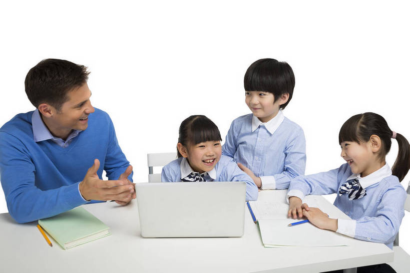 东方人,西方人,儿童,中年人,四个人,伙伴,学生,教师,站,坐,微笑,横图,彩色,室内,白天,留白,抠图,白色背景,正面,侧面,快乐,友谊,幸福,笔记本电脑,北京,欧洲,中国,欧洲人,学习,图片,教育,休闲装,小孩,小女孩,课桌,书本,站着,同学,校服,放松,可爱,童年,童趣,自信,帮助,讲解,外教,摄影,外国人,成长,希望,爱护,好奇,未来,成就,关爱,同伴,辅导,乐观,教员,传授,认真,天真,友情,自豪,男孩,男人,男性,年轻男性,女孩,女人,女性,白种人,美国人,亚洲人,中国人,孩子,年轻人,老师,站立,半身,影棚拍摄,先生,男生,师生,小学生,bj174
