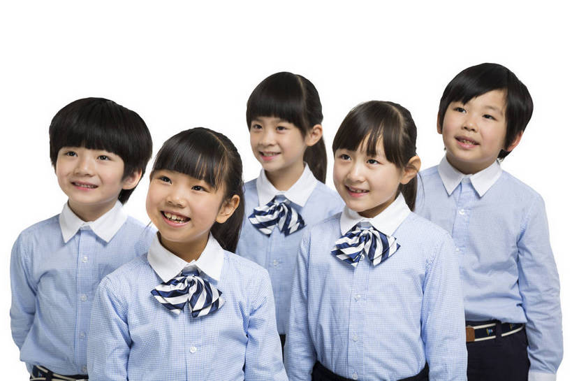 东方人,儿童,伙伴,学生,站,微笑,横图,彩色,室内,白天,留白,抠图,白色背景,正面,快乐,友谊,幸福,北京,中国,五个人,图片,注视,小孩,小女孩,并肩,观察,看,排队,站着,休闲,同学,校服,放松,可爱,童年,童趣,摄影,成长,观看,活动,希望,好奇,察看,未来,关注,同伴,队形,乐观,天真,友情,男孩,男人,男性,女孩,女人,女性,亚洲人,中国人,孩子,站立,半身,影棚拍摄,男生,小学生,bj174