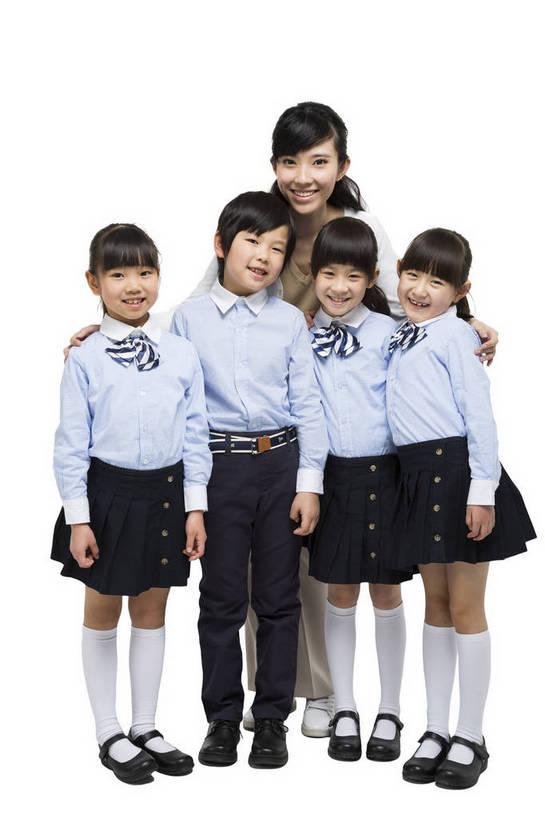 东方人,儿童,中年人,伙伴,学生,教师,站,微笑,竖图,彩色,室内,白天,留白,抠图,白色背景,正面,快乐,友谊,幸福,北京,中国,五个人,正装,图片,外套,小孩,小女孩,并肩,排队,站着,休闲,同学,校服,放松,可爱,美女,童年,童趣,自信,摄影,成长,活动,希望,爱护,好奇,未来,女教师,成就,关爱,同伴,队形,乐观,传授,天真,友情,自豪,男孩,男人,男性,年轻女性,女孩,女人,女性,亚洲人,中国人,孩子,年轻人,站立,全身,影棚拍摄,男生,师生,小学生,bj174