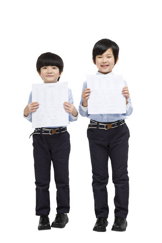 东方人,儿童,两个人,伙伴,学生,站,竖图,彩色,室内,白天,留白,抠图,白色背景,正面,快乐,友谊,幸福,北京,中国,图片,小孩,站着,休闲,同学,校服,展示,放松,可爱,童年,童趣,摄影,成长,活动,希望,试卷,好奇,未来,同伴,成绩,乐观,天真,友情,男孩,男人,男性,亚洲人,中国人,孩子,站立,全身,影棚拍摄,男生,小学生,bj174