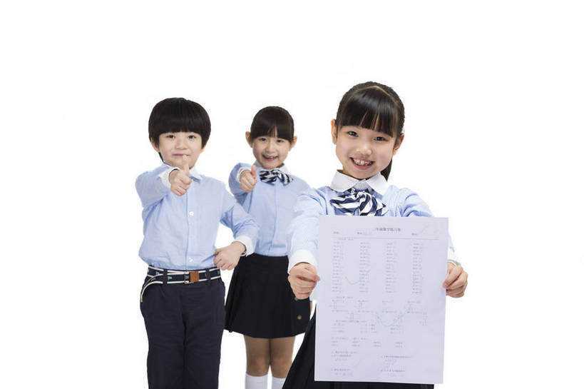 东方人,儿童,伙伴,学生,站,微笑,横图,彩色,室内,白天,留白,抠图,白色背景,正面,快乐,友谊,幸福,智慧,北京,中国,五个人,突出,图片,称赞,表扬,小孩,小女孩,排队,手势,站着,休闲,同学,校服,展示,放松,可爱,竖,童年,童趣,摄影,成长,活动,希望,翘,试卷,高,好奇,夸奖,未来,优秀,同伴,成绩,队形,好,妙,顺利,出色,超群,杰出,卓越,奇妙,乐观,聪明,天真,友情,男孩,男人,男性,女孩,女人,女性,亚洲人,中国人,孩子,大拇指,站立,半身,影棚拍摄,男生,打手势,小学生,bj174