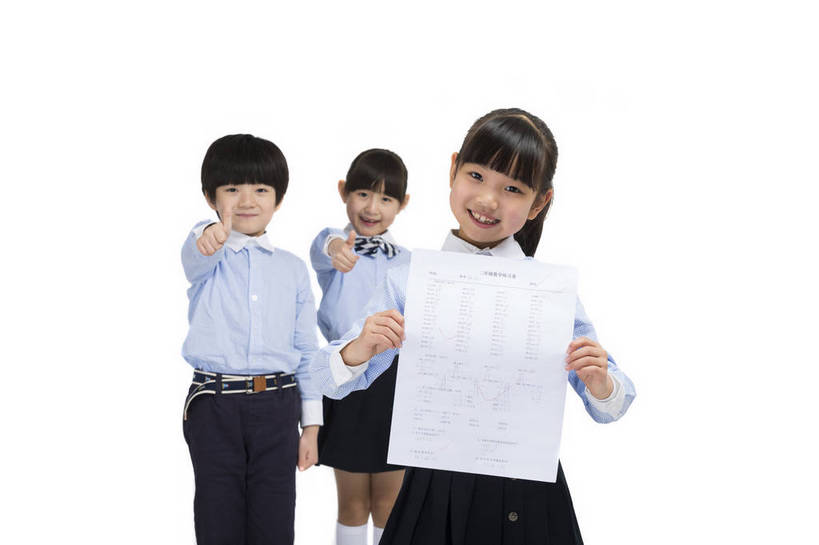 东方人,儿童,伙伴,学生,站,微笑,横图,彩色,室内,白天,留白,抠图,白色背景,正面,快乐,友谊,幸福,智慧,北京,中国,五个人,突出,图片,称赞,表扬,小孩,小女孩,排队,手势,站着,休闲,同学,校服,展示,放松,可爱,竖,童年,童趣,摄影,成长,活动,希望,翘,试卷,高,好奇,夸奖,未来,优秀,同伴,成绩,队形,好,妙,顺利,出色,超群,杰出,卓越,奇妙,乐观,聪明,天真,友情,男孩,男人,男性,女孩,女人,女性,亚洲人,中国人,孩子,大拇指,站立,半身,影棚拍摄,男生,打手势,小学生,bj174