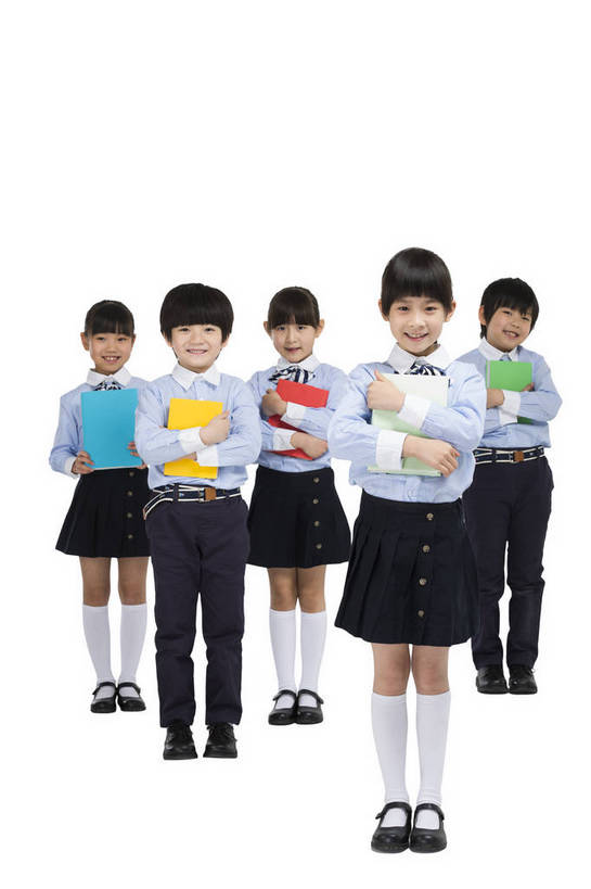 东方人,儿童,伙伴,学生,站,微笑,竖图,彩色,室内,白天,留白,抠图,白色背景,正面,快乐,友谊,幸福,北京,中国,五个人,图片,小孩,小女孩,排队,站着,休闲,同学,校服,放松,可爱,童年,童趣,摄影,成长,课本,抱着,活动,希望,好奇,未来,同伴,队形,乐观,天真,友情,男孩,男人,男性,女孩,女人,女性,亚洲人,中国人,孩子,站立,全身,影棚拍摄,男生,小学生,bj174