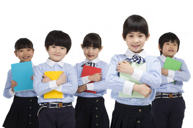 东方人,儿童,伙伴,学生,站,微笑,横图,彩色,室内,白天,留白,抠图,白色背景,正面,快乐,友谊,幸福,北京,中国,五个人,图片,小孩,小女孩,排队,站着,休闲,同学,校服,放松,可爱,童年,童趣,摄影,成长,课本,抱着,活动,希望,好奇,未来,同伴,队形,乐观,天真,友情,男孩,男人,男性,女孩,女人,女性,亚洲人,中国人,孩子,站立,半身,影棚拍摄,男生,小学生,bj174